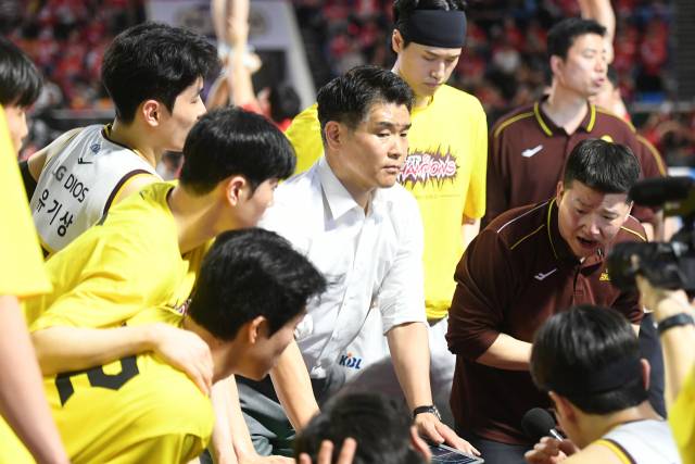 조상현 창원 LG 세이커스 감독이 지난 13일 서울 잠실학생체육관에서 열린 프로농구 챔피언결정전 5차전 서울 SK 나이츠와의 경기 중 작전시간을 요청해 선수들에게 지시하고 있다./KBL/