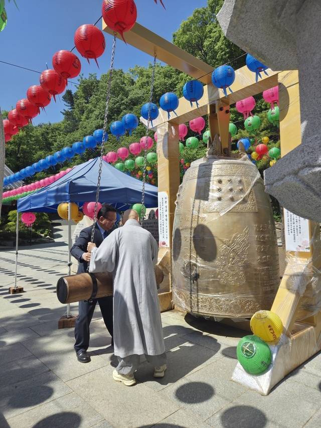 김부겸 더불어민주당 중앙당 총괄선대위원장이 14일 동화사를 찾아 방장 의현 스님과 타종하고 있다. 구아영 기자