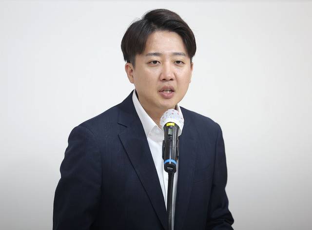 이준석 개혁신당 대선후보가 13일 대구시의사회관에서 열린 대구시의사회·경상북도의사회와 함께 지역의료 현안에 대한 간담회에서 인사말을 하고 있다. 연합뉴스