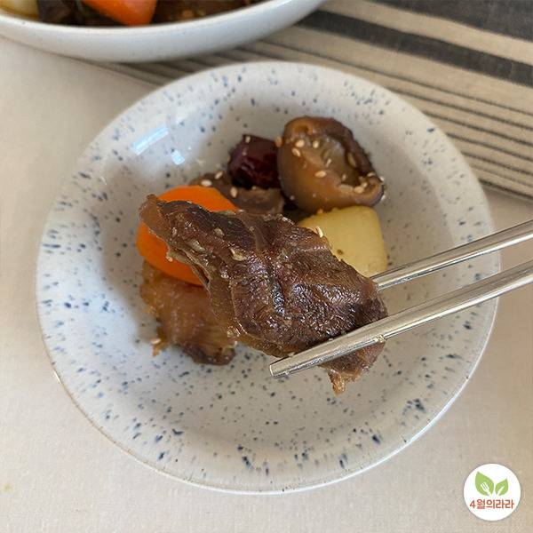 사태찜 한조각을 든 모습