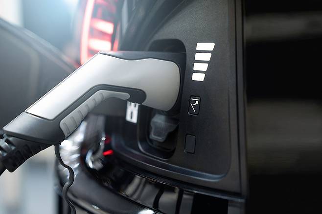 충전 중인 전기차