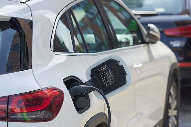 충전&nbsp;중인&nbsp;전기차