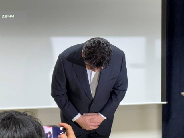 백종원 더본코리아 대표이사가 28일 열린 정기 주주총회에서 고개를 숙이고 있다./사진=윤서영 기자 sy@