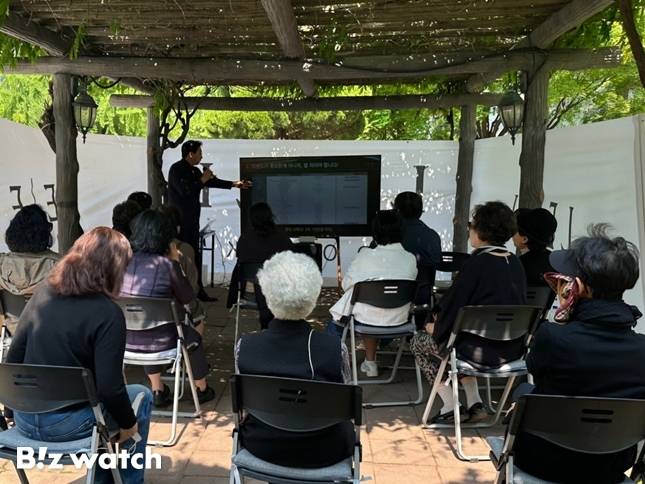 개포우성4차 아파트에서 롯데건설이 조합원 대상 재건축 사업 설명회를 진행하고 있다./사진=정지수 기자