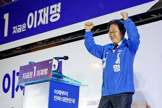 이재명 더불어민주당 대통령 후보가 13일 오후 울산 남구 롯데백화점 광장을 찾아 연설을 마친 뒤 주먹을 불끈 쥐고 있다.(사진/뉴스1)