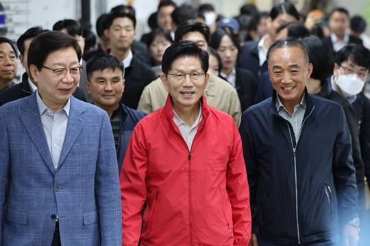 공식 선거운동 첫날(12일) 첫 일정으로 서울 가락시장을 찾은 김문수 국민의힘 대선 후보는 이름과 기호가 없는 빨간 점퍼를 입었다. (출처 : 뉴시스)