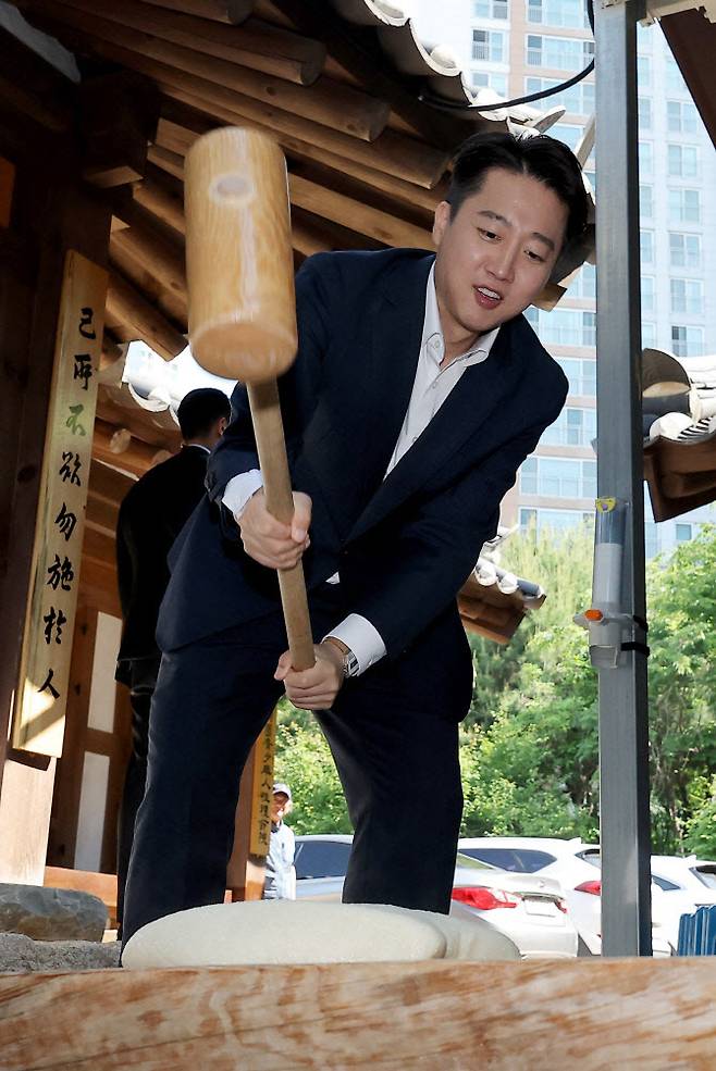 개혁신당 이준석 대선 후보가 14일 부산 동래향교를 방문해 떡메치기 체험을 하고 있다.(사진=연합뉴스)