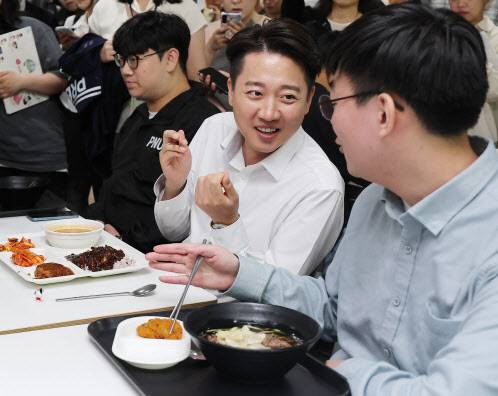 개혁신당 이준석 대선 후보가 14일 ‘학식먹자 이준석’ 행사가 열린 부산 금정구 부산대학교에서 학생들과 학식을 먹으며 대화를 나누고 있다. (사진=연합뉴스)