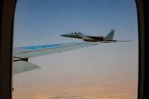 13일(현지시간) 사우디 아라비아를 도널드 트럼프 미국 대통령이 국빈 방문하는 가운데, 사우디 F15전투기가 에어포스원을 호위하고 있다. (사진=로이터)