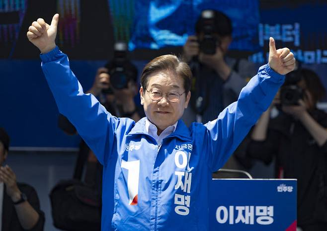 더불어민주당 이재명 대선후보가 14일 부산 부산진구 서면에서 열린 유세에 도착해 단상에 오른 뒤 엄지를 들어 보이며 인사하고 있다.(사진=연합뉴스)