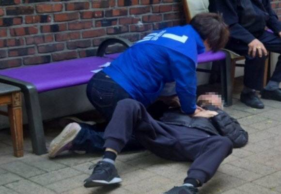 13일 서울 동대문구에서 이재명 후보 선거운동 도중 쓰러진 어르신에게 심폐소생술을 하고 있는 노연우 동대문구의원. 사진=민병두 전 의원 페이스북