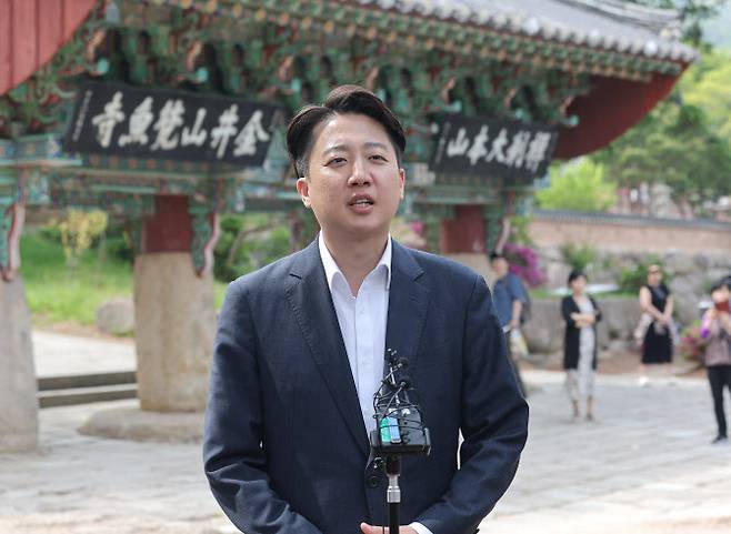 이준석 개혁신당 대선 후보가 14일 부산 금정구 범어사 안양암 방문을 마친 뒤 취재진 질문에 답하고 있다. (사진=연합뉴스)