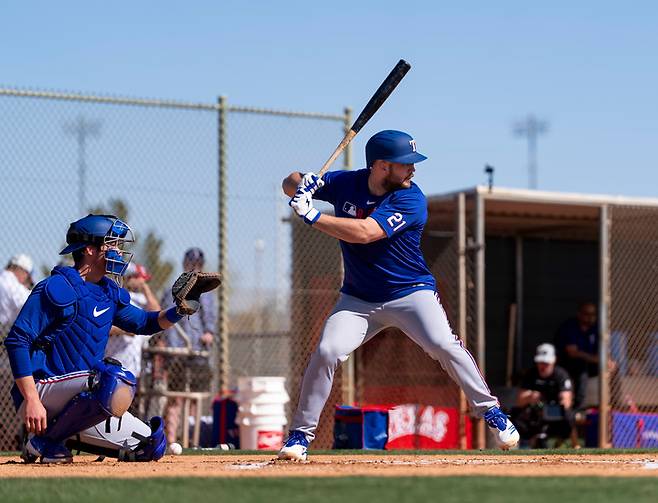 (텍사스 1루수 제이크 버거가 2025 스프링캠프에서 타격 연습을 하고 있다)