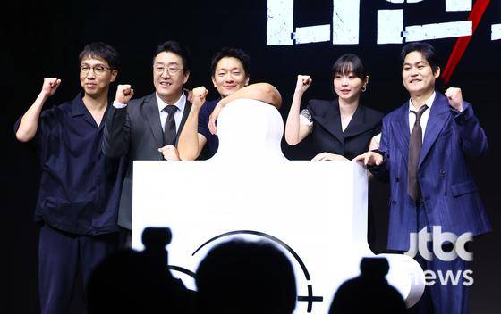 14일 오전 서울 JW 메리어트 동대문 스퀘어에서 디즈니+ '나인 퍼즐' 제작발표회가 열렸다. 윤종빈 감독과 배우 김다미, 손석구, 김성균, 현봉식이 참석했다. 박세완 엔터뉴스팀 기자 park.sewan@jtbc.co.kr