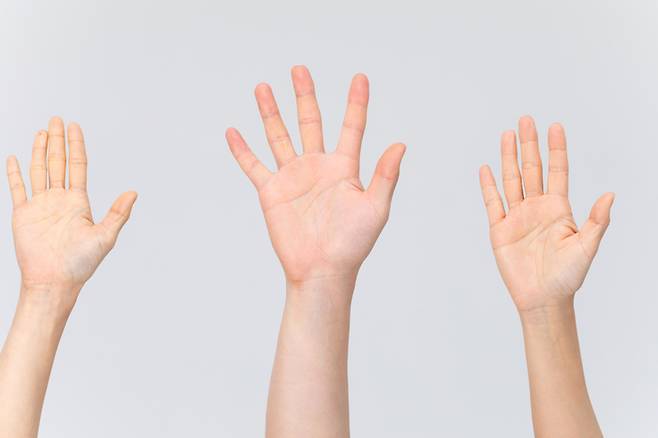 손은 그 사람의 건강 상태에 대해 많은 것을 말해준다. 손에서 많은 정보를 얻을 수 있으므로 손에 오래 지속되는 변화가 생기면 의사와 상의하는 것이 좋다. [사진=게티이미지뱅크]