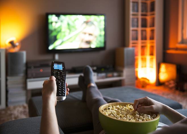 하루 종일 앉아 지내면, 운동을 꾸준히 해도 알츠하이머병 등 치매를 예방하기가 어렵다는 연구 결과가 나왔다. 좌식생활 습관을 속히 바로잡아야 한다. [사진=게티이미지뱅크]