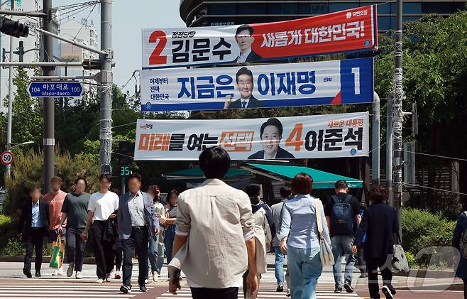 제21대 대통령 선거 공식 선거운동이 시작된 12일 서울 시내 한 거리에 이재명 더불어민주당 대통령 후보와 김문수 국민의힘 대통령 후보, 이준석 개혁신당 대통령 후보의 현수막이 걸려 있다. 2025.5.12/뉴스1 ⓒ News1 김진환 기자