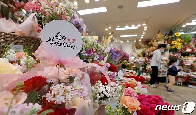 스승의날을 하루 앞둔 14일 오전 서울 서초구 양재꽃시장을 찾은 시민들이 스승께 전달할 꽃을 구매하고 있다. (사진은 기사 내용과 무관함) 2023.5.14/뉴스1 ⓒ News1 자료 사진