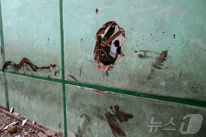 12일(현지시간) 미얀마 사가잉 지역 데파인타운십의 오헤 테인 트윈 마을에서 미얀마군의 폭격으로 학교가 파괴돼 있다. ⓒ AFP=뉴스1