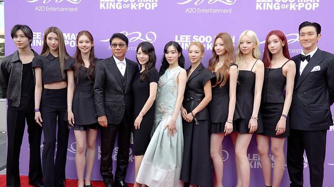 (왼쪽부터) 태민, 캣, 천위, 이수만, 써니, 티파니, 효연, 쓰지에, 취창, 미셰, 최시원 / 사진제공=A2O엔터테인먼트