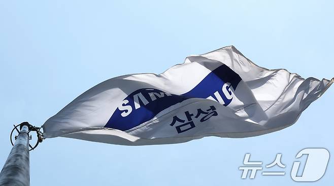 서울 서초구 삼성전자 서초사옥에 삼성 깃발이 바람에 펄럭이고 있다. 2025.4.30/뉴스1 ⓒ News1 장수영 기자
