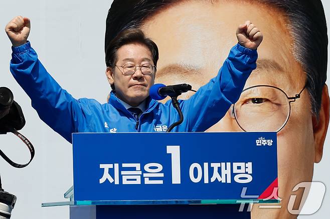 이재명 더불어민주당 대통령 후보가 공식 선거운동 첫날인 12일 오전 서울 중구 청계광장에서 열린 출정식에서 연설을 마친 뒤 두 팔을 번쩍 들고 있다. 2025.5.12/뉴스1 ⓒ News1 안은나 기자