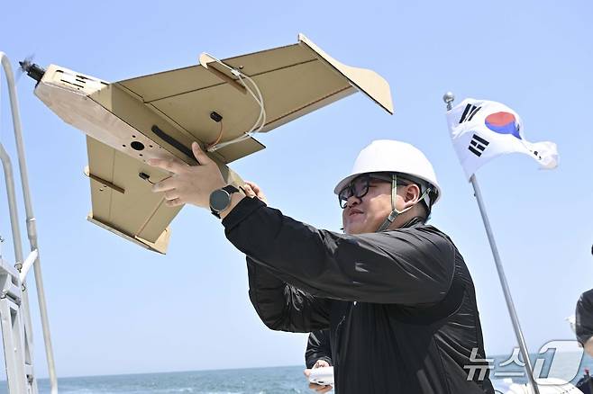 지난12일 울산 일산항 인근 해상에서 진행된 해군 주관 '전평시 상용 무인체계 작전 운용 가능성 검증훈련'에 참가한 드론 운용 민간 요원이 선박해양플랜트연구소 해양누리호 갑판에서 골판지 드론 이륙을 준비하고 있다. (해군 제공)