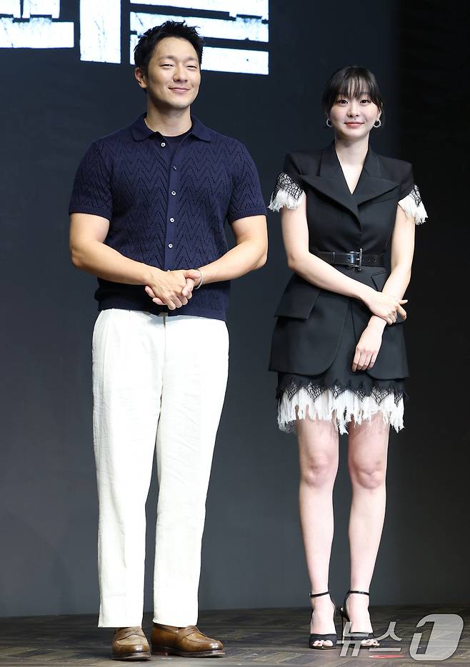 배우 손석구와 김다미(오른쪽)가 14일 서울 종로구 JW 메리어트 동대문 스퀘어 서울에서 열린 디즈니+ 오리지널 시리즈 '나인 퍼즐' 제작발표회에서 포즈를 취하고 있다. '나인 퍼즐'은 10년 전, 미결 사건의 유일한 목격자이자 현직 프로파일러인 '이나'(김다미 분)와 그를 끝까지 용의자로 의심하는 강력팀 형사 '한샘'(손석구 분)이 의문의 퍼즐 조각과 함께 다시 시작된 연쇄살인 사건의 비밀을 파헤치는 추리 스릴러다. 2025.5.14/뉴스1 ⓒ News1 권현진 기자