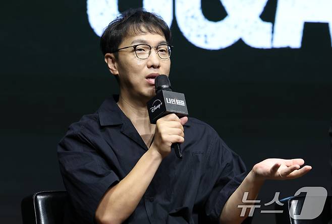 윤종빈 감독이 14일 서울 종로구 JW 메리어트 동대문 스퀘어 서울에서 열린 디즈니+ 오리지널 시리즈 '나인 퍼즐' 제작발표회에서 첫 추리 스릴러를 연출한 소감을 말하고 있다. '나인 퍼즐'은 10년 전, 미결 사건의 유일한 목격자이자 현직 프로파일러인 '이나'(김다미 분)와 그를 끝까지 용의자로 의심하는 강력팀 형사 '한샘'(손석구 분)이 의문의 퍼즐 조각과 함께 다시 시작된 연쇄살인 사건의 비밀을 파헤치는 추리 스릴러다. 2025.5.14/뉴스1 ⓒ News1 권현진 기자