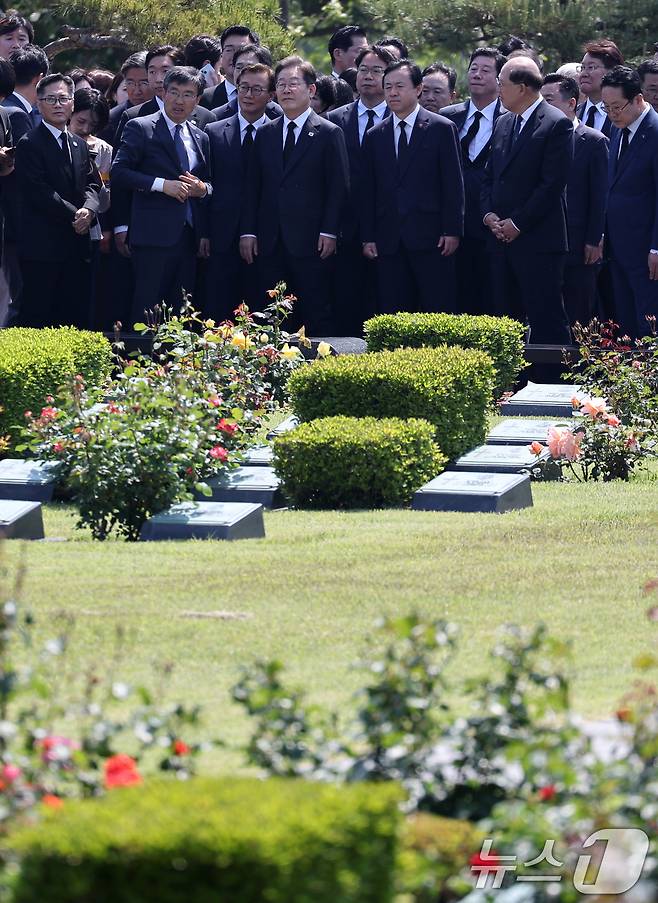 이재명 더불어민주당 대통령 후보가 14일 오전 부산 남구 유엔기념공원을 방문해 참전용사 묘역을 둘러보고 있다.(공동취재) 2025.5.14/뉴스1 ⓒ News1 안은나 기자