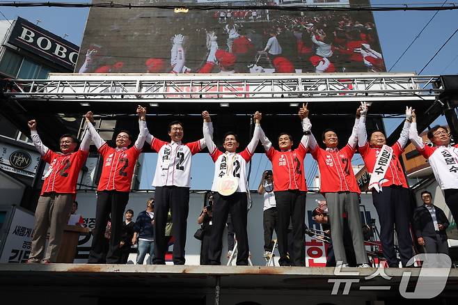 김문수 국민의힘 대통령 후보가 14일 경남 진주중앙시장에서 유세를 하고 있다. (공동취재) 2025.5.14/뉴스1 ⓒ News1 김민지 기자