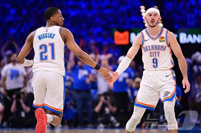 NBA 오클라호마시티가 덴버를 꺾고 시리즈 전적 3승2패를 만들었다. ⓒ AFP=뉴스1