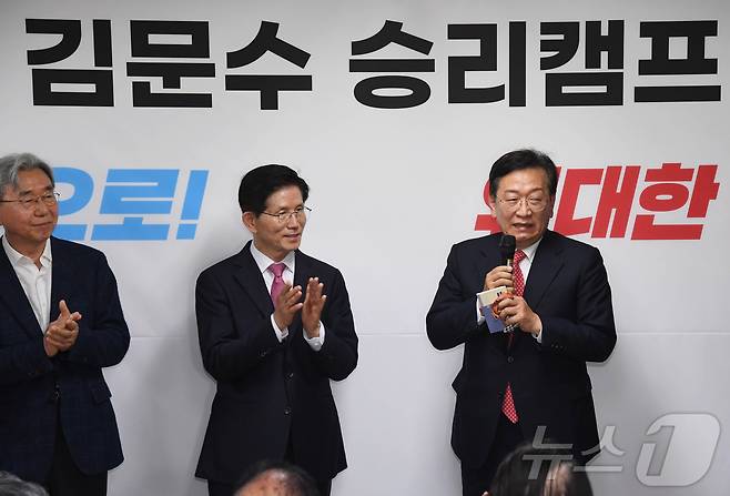 국민의힘 대선 경선에 출마하는 김문수 후보자가 17일 오후 서울 여의도 선거사무소에서 열린 개소식에서 석동현 변호사의 지지 발언을 듣고 있다. (공동취재) 2025.4.17/뉴스1 ⓒ News1 김민지 기자