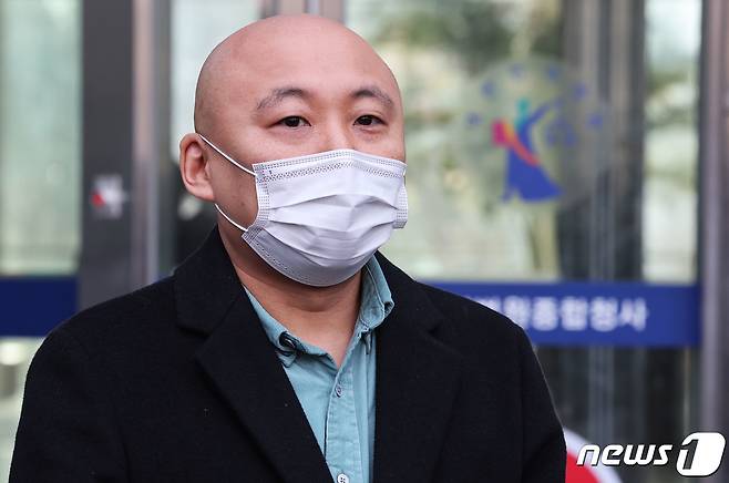 웹툰작가 주호민이 1일 오전 경기 수원시 영통구 수원지방법원에서 취재진의 질문에 답하고 있다. 이날 '주호민 아들 아동학대' 혐의로 기소된 특수교사가 1심에서 벌금 200만원 선고유예를 받았다. 2024.2.1/뉴스1 ⓒ News1 김영운 기자