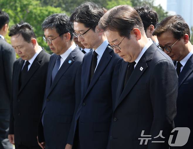 이재명 더불어민주당 대통령 후보가 14일 오전 부산 남구 유엔기념공원을 방문해 참배하고 있다.(공동취재) 2025.5.14/뉴스1 ⓒ News1 안은나 기자