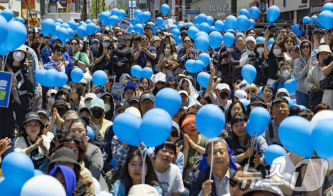 이재명 더불어민주당 대통령 후보가 민주당 험지로 꼽히는 부산·경남(PK) 지역 유세에 나선 14일 부산 부산진구 서면에서 시민들이 이 후보 연설을 듣고 있다. (공동취재) 2025.5.14/뉴스1 ⓒ News1 안은나 기자