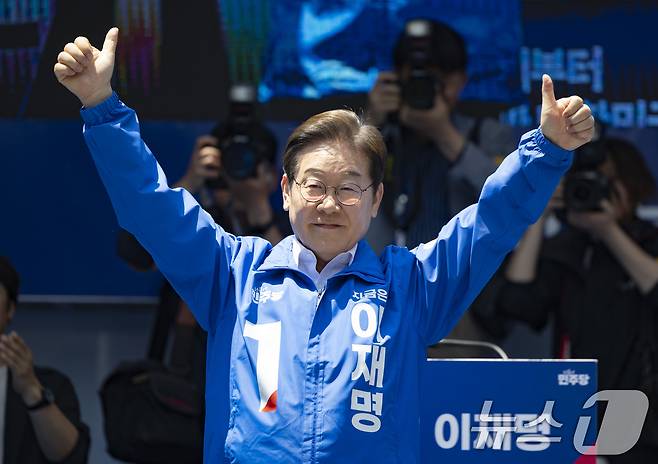 이재명 더불어민주당 대통령 후보가 민주당 험지로 꼽히는 부산·경남(PK) 지역 유세에 나선 14일 부산 부산진구 서면을 찾아 인사하고 있다. (공동취재) 2025.5.14/뉴스1 ⓒ News1 안은나 기자