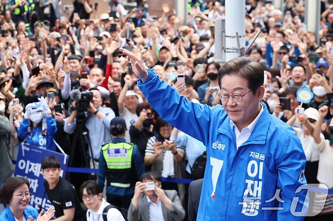 이재명 더불어민주당 대선 후보가 14일 경남 창원시 상남분수광장에서 열린 집중유세에서 지지자들에게 인사하고 있다. (공동취재) 2025.5.14/뉴스1 ⓒ News1 안은나 기자