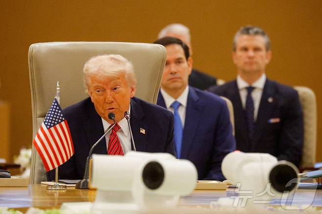 도널드 트럼프 미국 대통령이 14일(현지시간) 사우디아라비아 리야드에서 열린 걸프협력회의(GCC)에서 연설하고 있다. 2025.05.14 ⓒ 로이터=뉴스1 ⓒ News1 류정민 특파원