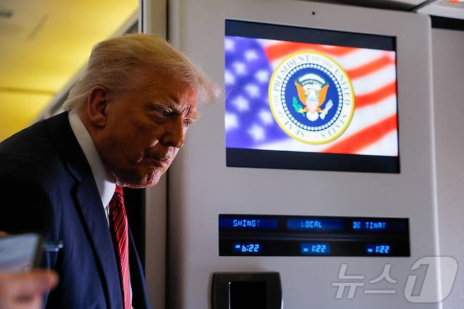 도널드 트럼프 미국 대통령이 14일(현지시간) 카타르 도하로 향하는 에어포스원 기내에서 기자의 질문을 듣고 있다. 2025.05.14 ⓒ 로이터=뉴스1 ⓒ News1 류정민 특파원