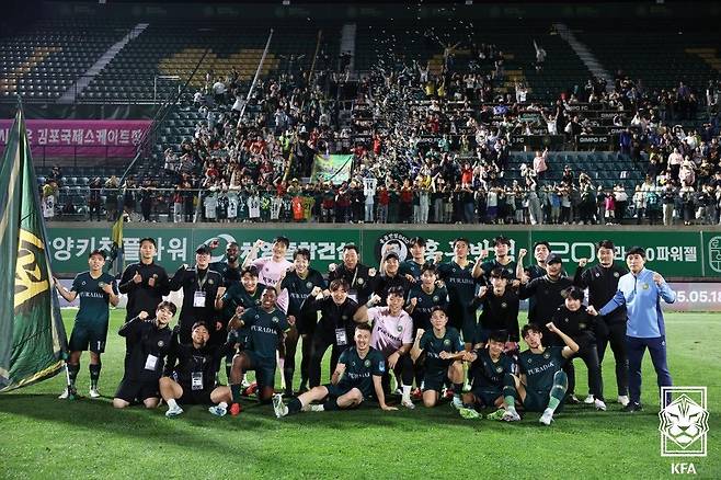 승리 후 기념사진을 촬영하는 김포FC 선수단.(KFA 제공)