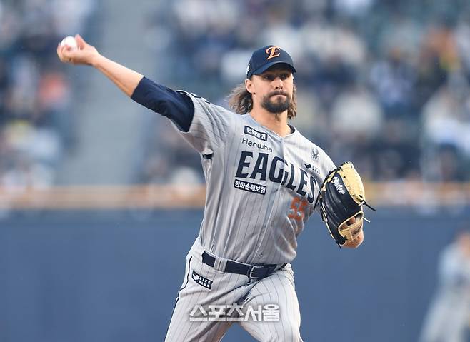 한화 선발투수 와이스가 10일 잠실야구장에서 열린 2025 KBO리그 두산과 경기에서 역투하고 있다.   2025. 4. 10. 잠실 | 최승섭기자 thunder@sportsseoul.com