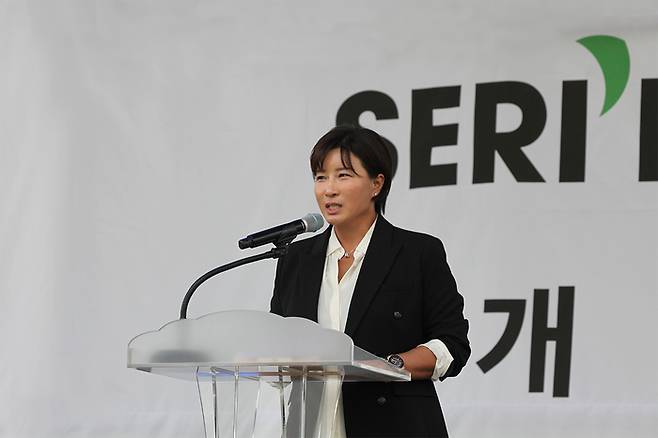 박세리가 13일 옛 용인종합운동장 부지에 세운 SERI PAK with 용인 개관식에서 소감을 밝히고 있다. 사진 | 바즈인터내셔널