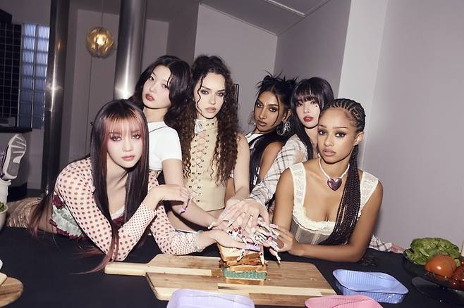 캣츠아이 메간, 윤채, 다니엘라, 라라, 소피아, 마농(왼쪽부터). 사진 | 하이브 X 게펜 레코드