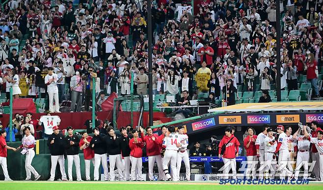 13일 인천 SSG랜더스필드에서 열린 SSG 랜더스와 NC 다이노스의 경기. 6회말 2사 1루 SSG 최정이 NC 선발 라일리 상대 투런포를 터뜨린 뒤 환호하고 있다. 인천=박재만 기자 pjm@sportschosun.com/2025.05.13/