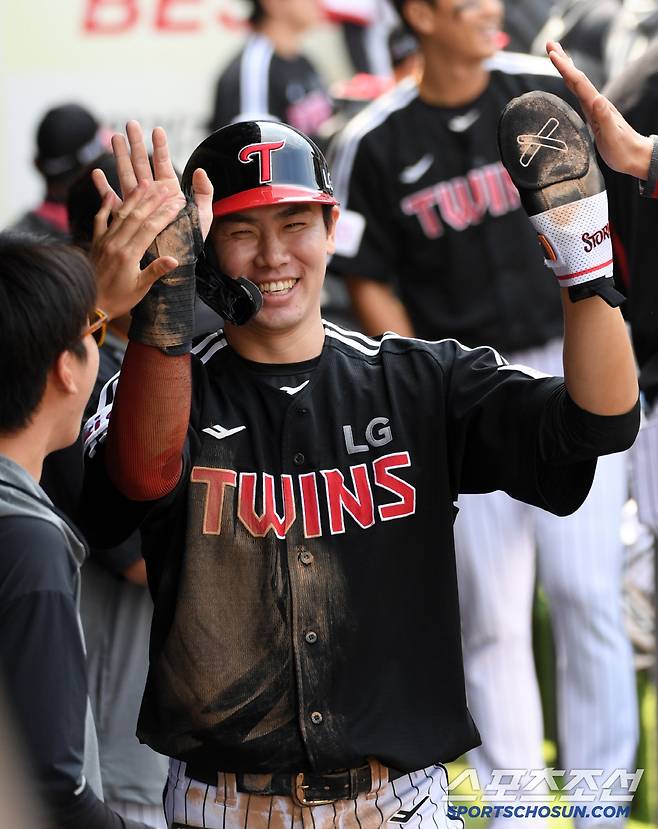 11일 대구 라이온즈파크에서 열린 삼성 라이온즈와 LG 트윈스의 경기. 7회초 2사 만루 LG 문성주 적시타 때 득점한 홍창기가 환호하고 있다. 대구=박재만 기자 pjm@sportschosun.com/2025.05.11/