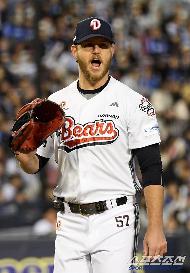 7회 마지막 타자 삼성 박병호를 뜬공 처리한 뒤 고함을 치는 콜어빈 모습.