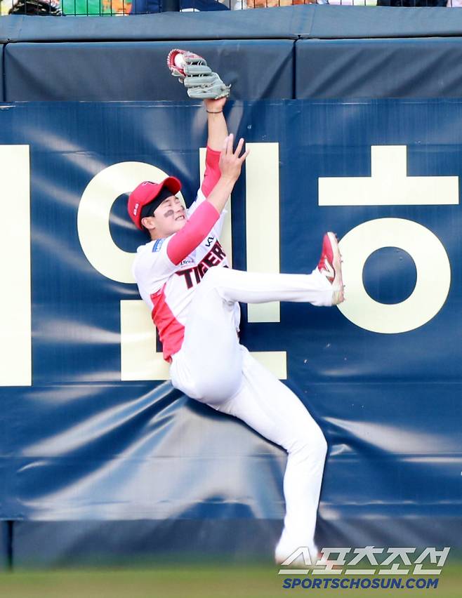 13일 광주KIA챔피언스필드에서 열린 롯데와 KIA의 경기, 2회초 2사 2루 KIA 우익수 정해원이 롯데 박승욱의 큼지막한 타구를 잡아내고 있다. 광주=허상욱 기자