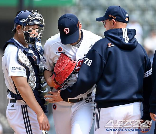 11일 잠실야구장에서 열린 NC와 두산의 더블헤더 1차전, 3회초 두산 콜어빈이 교체되며 마운드를 내려가고 있다. 잠실=허상욱 기자wook@sportschosun.com/2025.05.11/