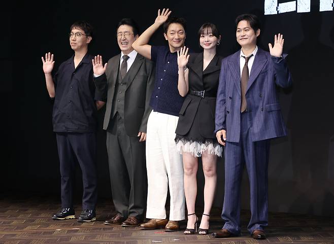 4일 서울 종로구 JW메리어트동대문스퀘어호텔에서 열린 디즈니플러스 드라마 '나인퍼즐' 제작발표회에서 윤종빈 감독(왼쪽부터), 배우 현봉식, 손석구, 김다미, 김성균이 포즈를 취하고 있다. 사진제공=연합뉴스

<저작권자 ⓒ 1980-2025 ㈜연합뉴스. 무단 전재 재배포 금지, AI 학습 및 활용 금지>